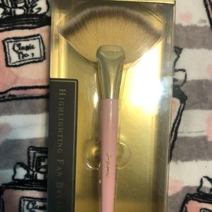 Large pink fan brush